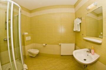 Фото номера Трехместный номер Отели типа «постель и завтрак» Hotel Omega г. Злоценец 4